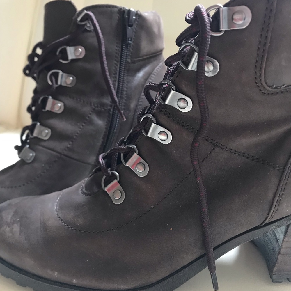 Brown leather size 8.5 heeled bootie